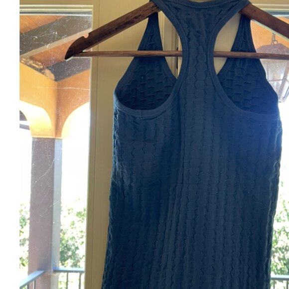 Lululemon tank - Picture 1 of 4